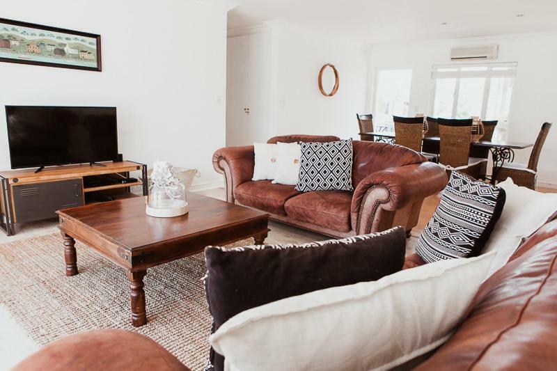 One On Gray Apartment Knysna Bagian luar foto